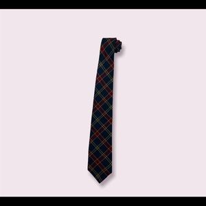 Beautiful GAP tie for a nice preppy look. Will not find it in stores.